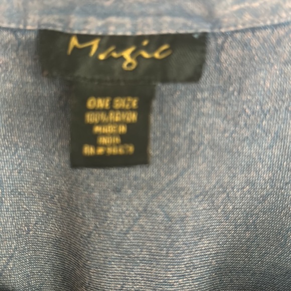 Tunic one size but it fits me and I wear med and large - Picture 2 of 3